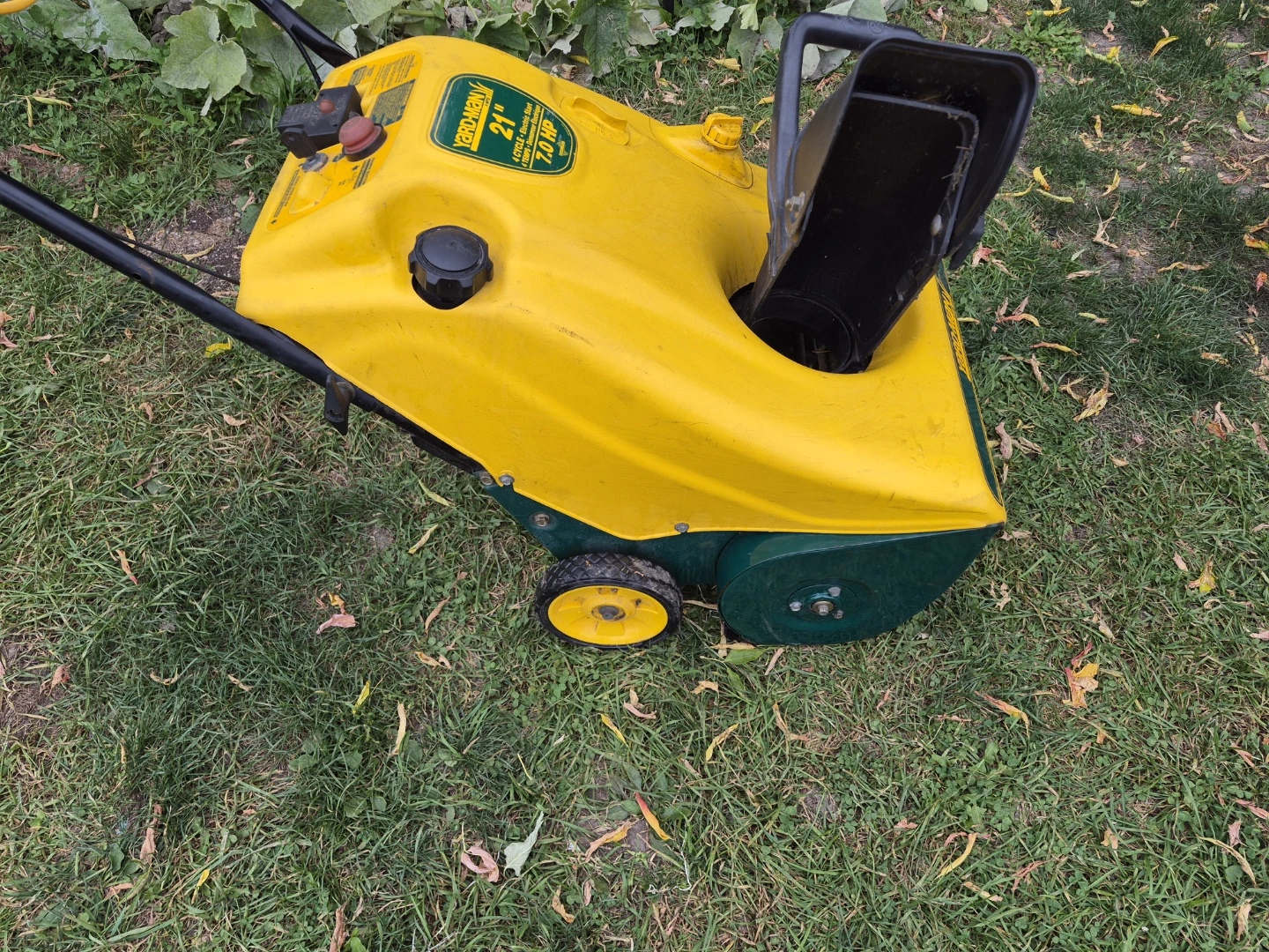 Yard man 7hp snowblower with electric start - photo 2