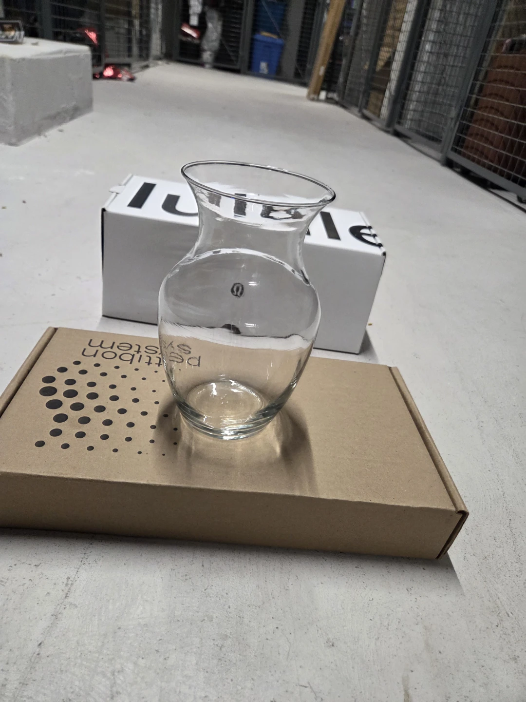 Clear glass flower vase