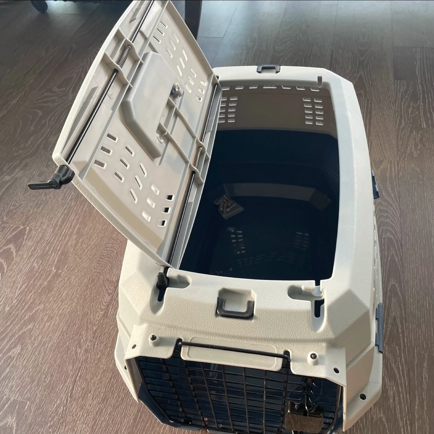 AmazonBasics Two-Door Pet Kennel