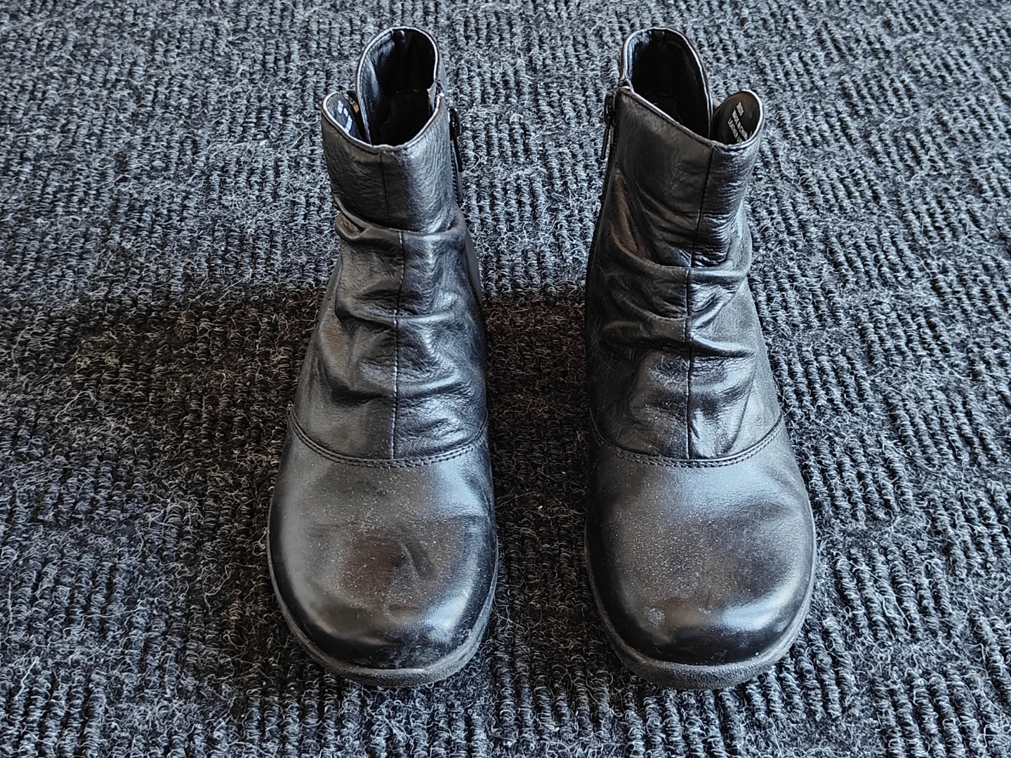 Women Clarks Black Leather Ankle Boots | Size 7M | Ruched Zipper - photo 2