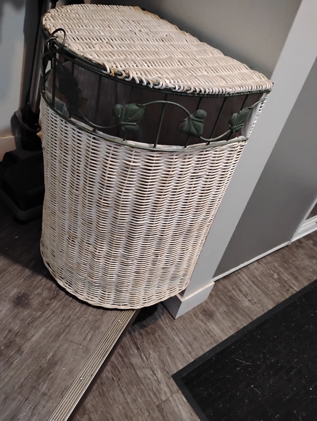 Wicker Laundry Hamper with Leaf Detail - photo 2