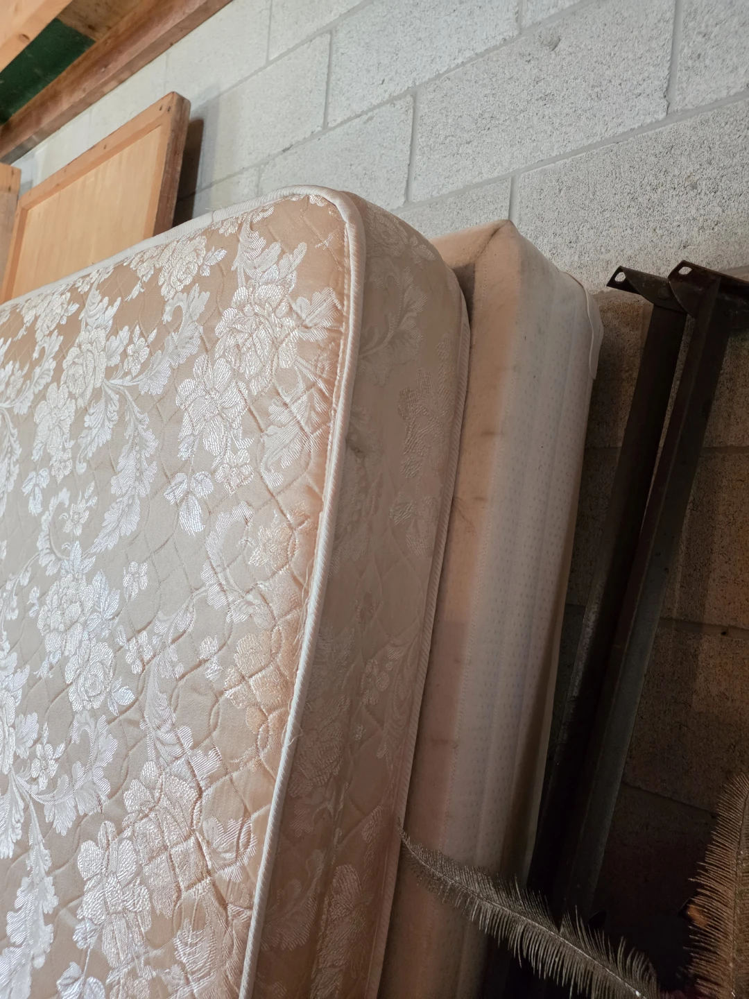 Single size mattress with box sprin - photo 4