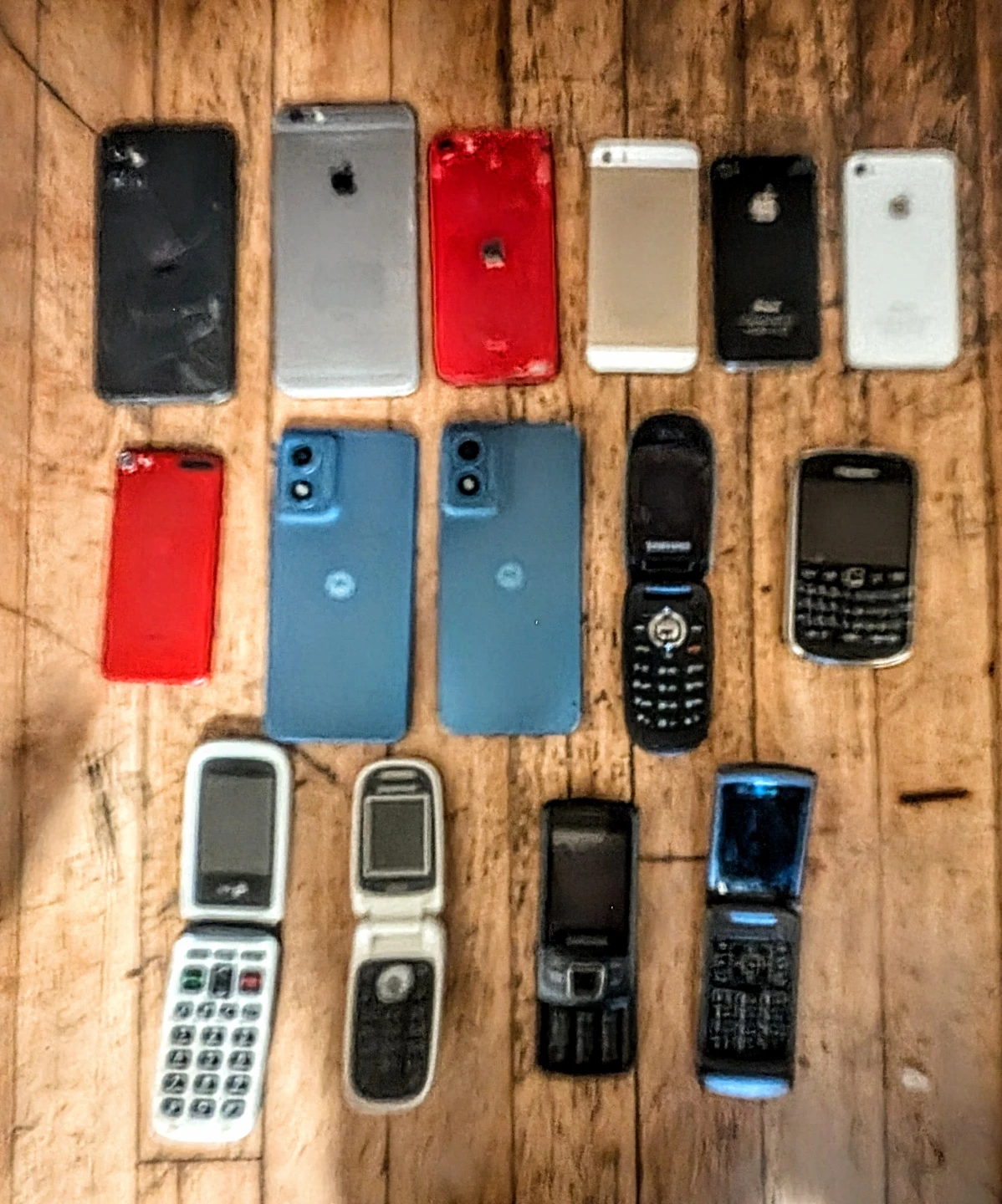Large collection of mixed vintage and modern cell phones