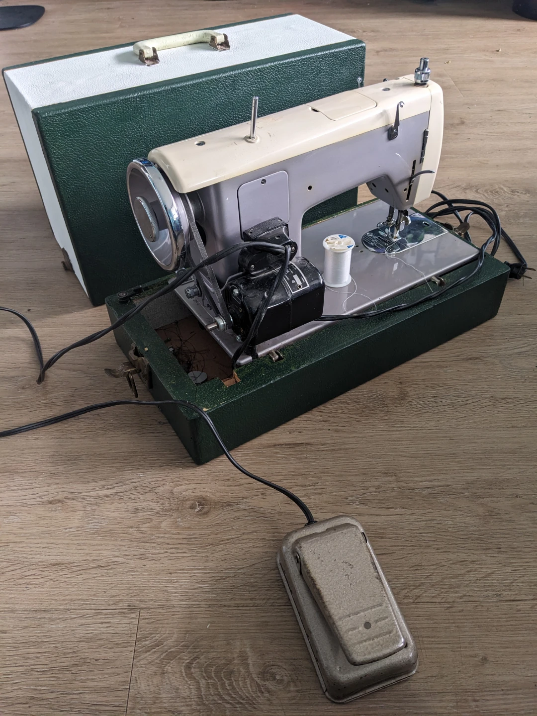 Vintage Sewing Machine with Carrying Case - photo 2