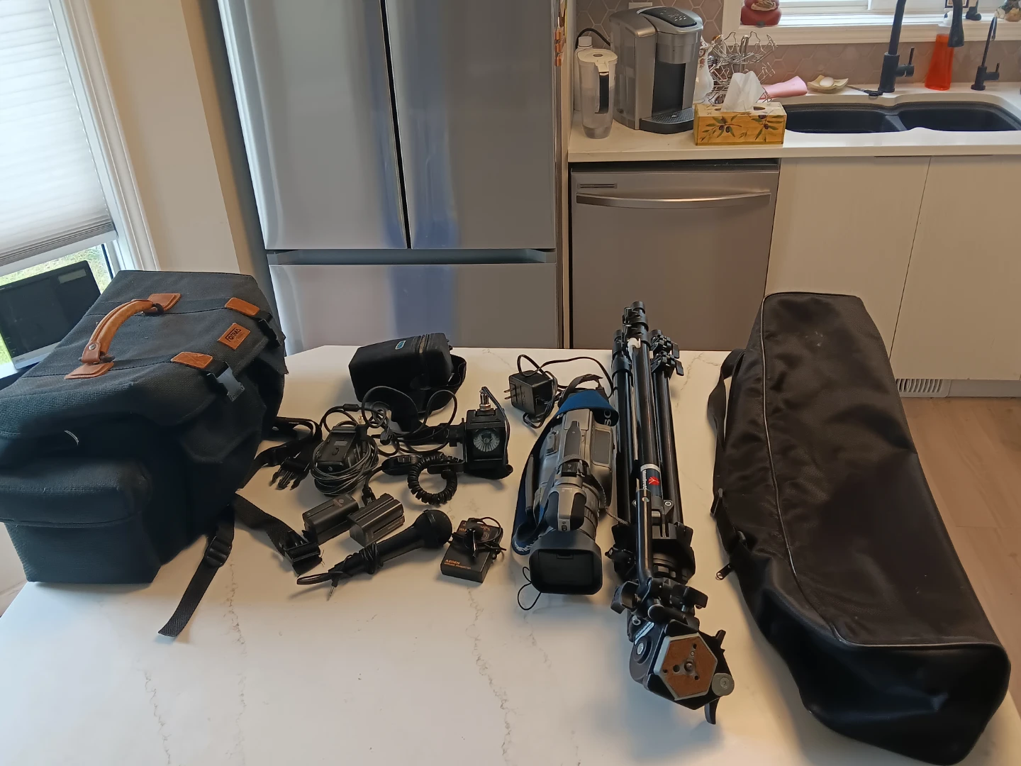 Sony DCR-VX1000 MiniDV camcorder with tripod - photo 2