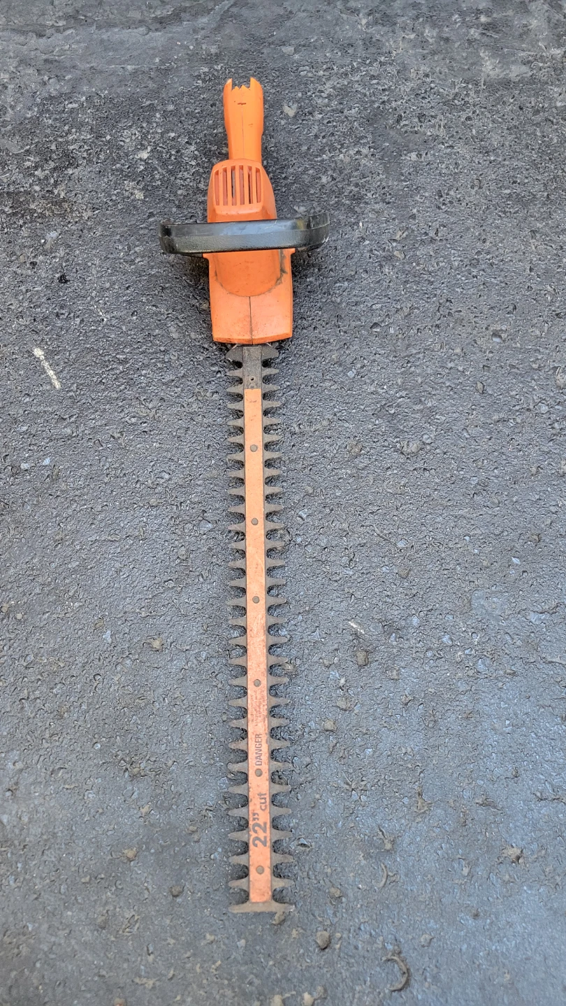 Black & Decker 14"& 22 inch Hedge Trimmers - photo 2
