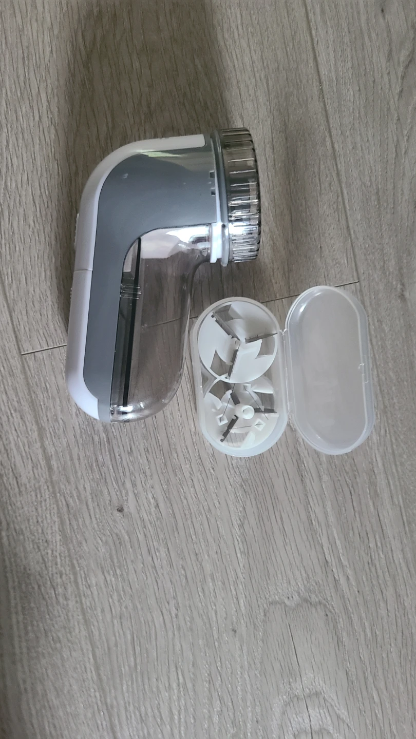 Moving sale -Fabric Lint Remover with Extra Blades