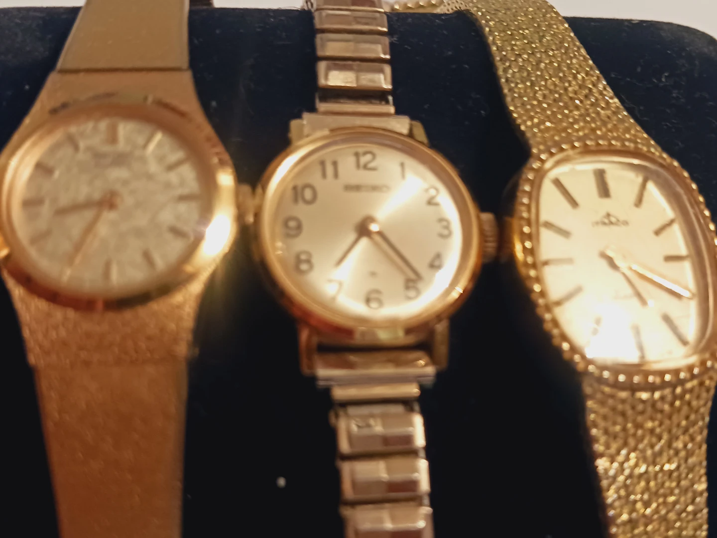 BEST OFFER!! Lot of 3 Women's Gold-Tone Wristwatches.As is. - photo 3