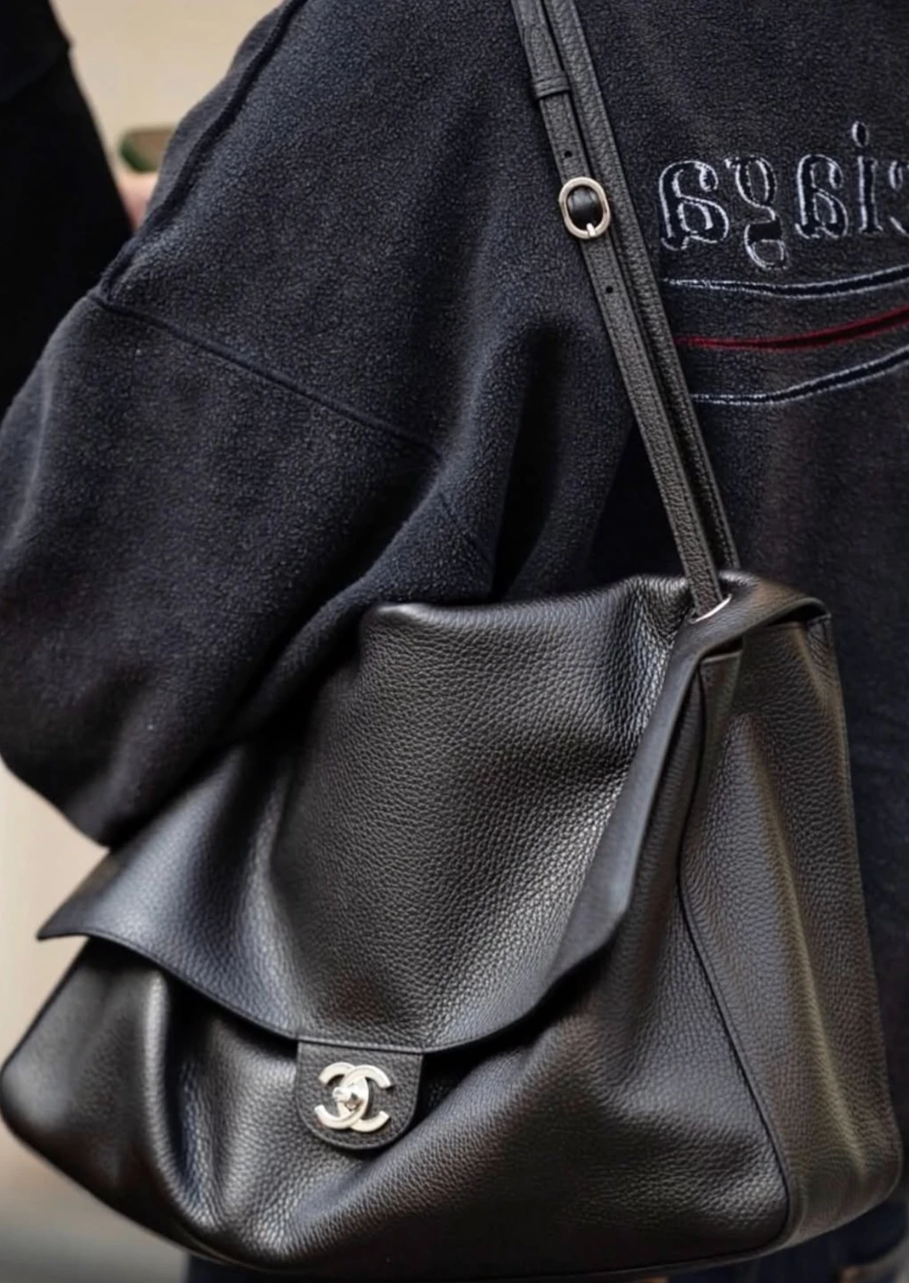 Chanel maxi flap - photo 3