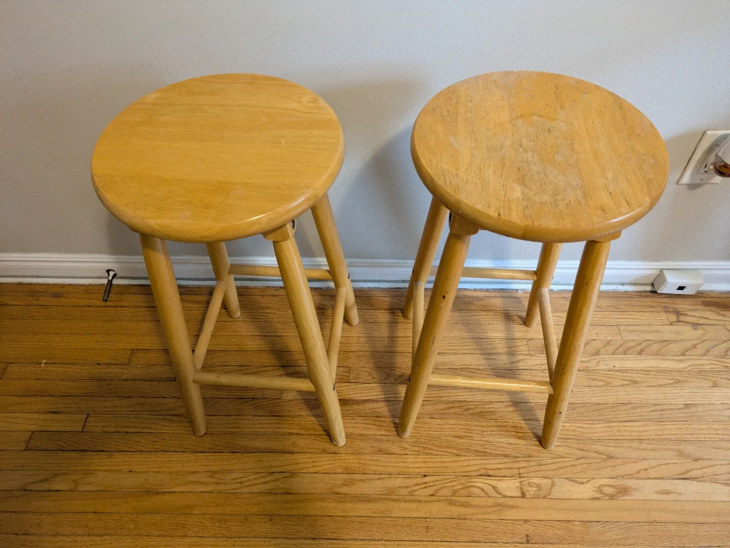 Two wooden bar stools - photo 2