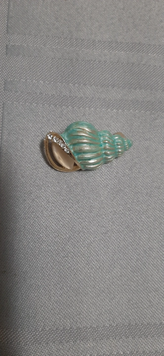 Seashell shaped Brooch.