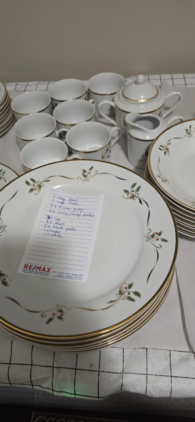 Holiday dinnerware set with gold trim - photo 3