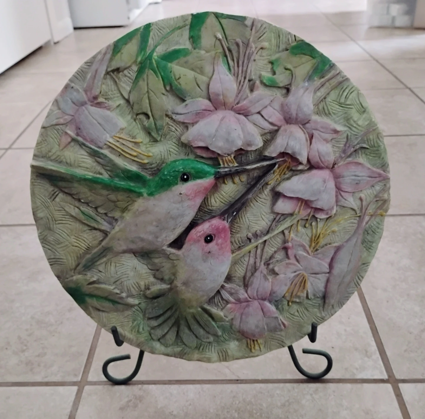 HUMMINGBIRD-THEMED PLAQUE WITH STAND