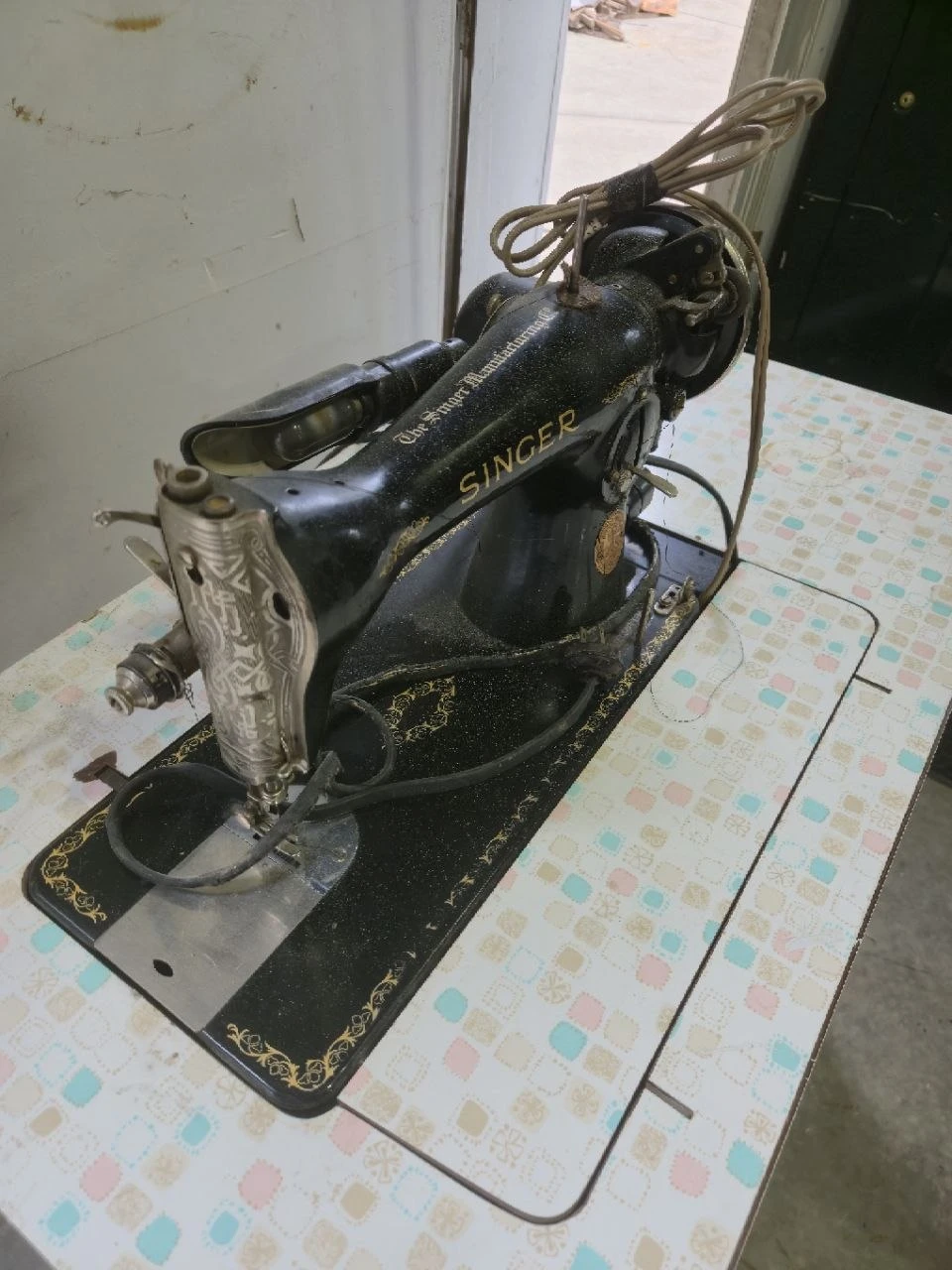 Vintage Singer Sewing Machine with Desk - photo 2