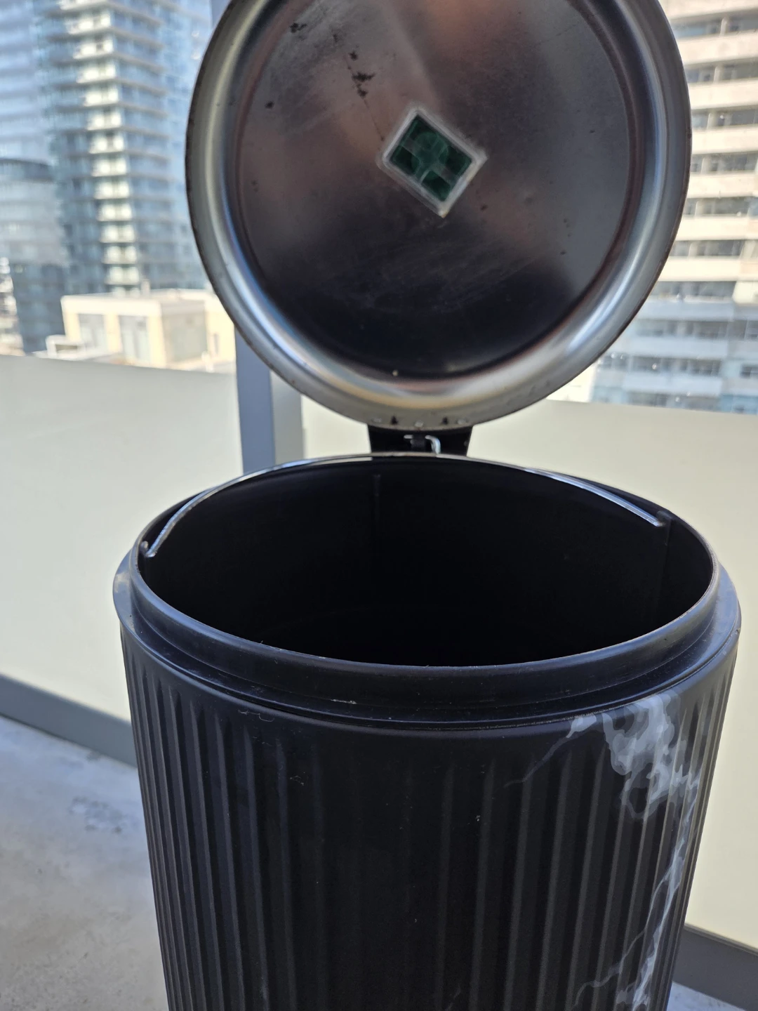Black and white marble pedal bin - photo 4