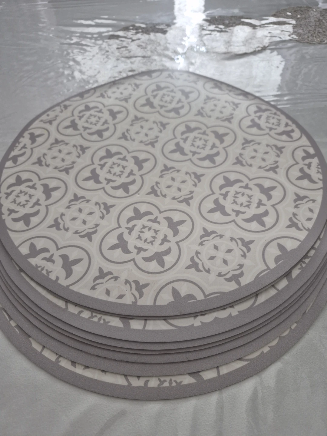Round Placemats Set of 8 Grey Pattern - photo 3