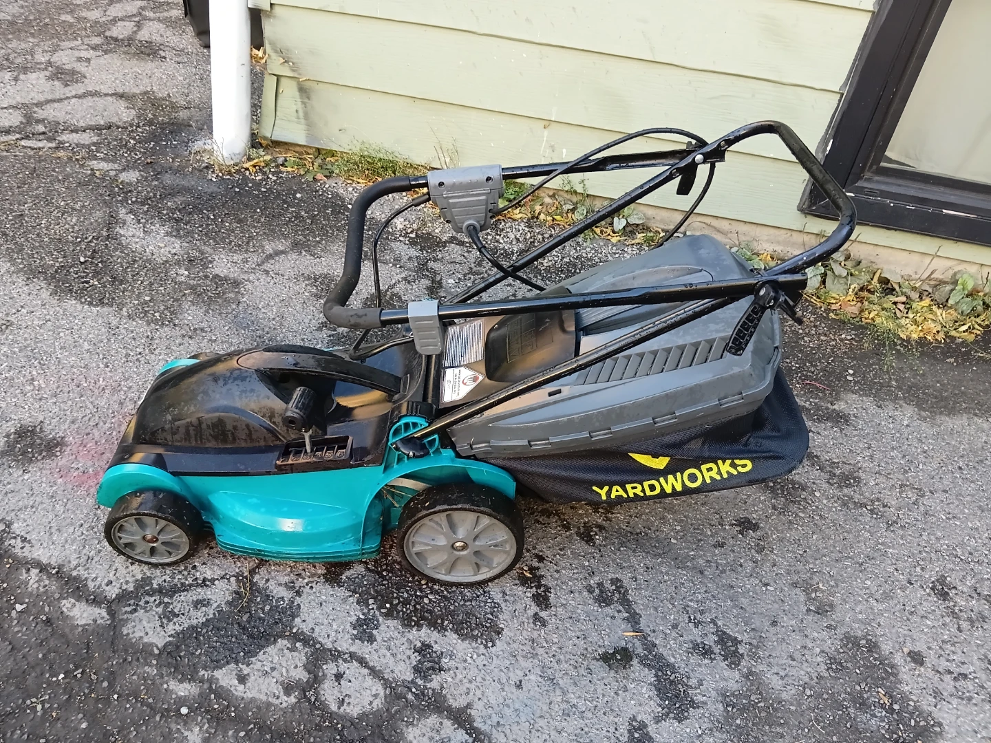 Yardworks 16"  Premium Compact Electric Lawnmower - photo 4