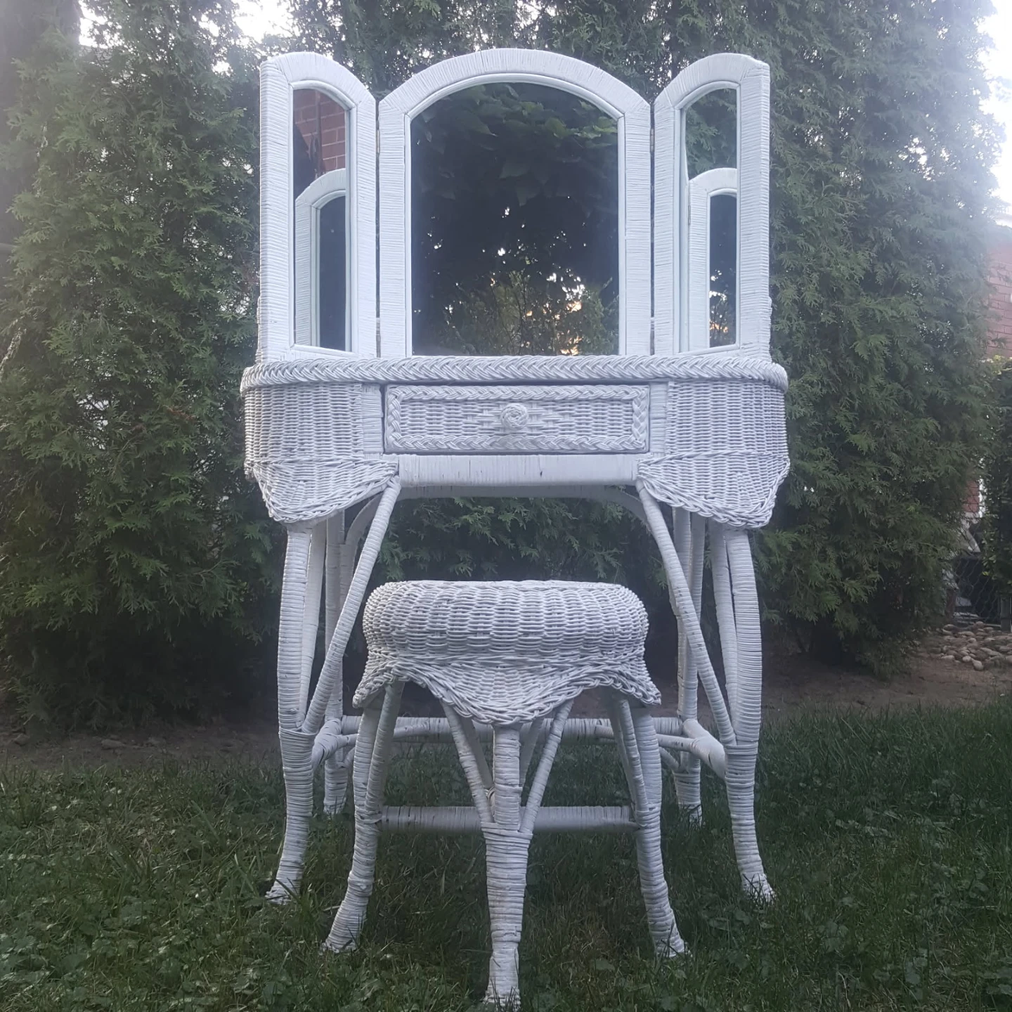 Glass Top White Wicker Vanity Table w/ Tri-fold Mirror and Stool - photo 5