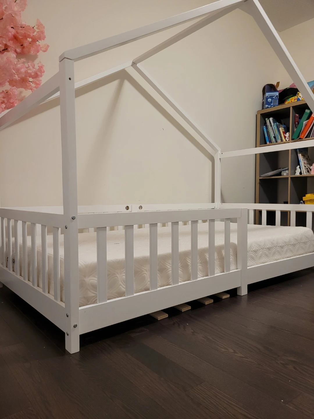 White House-Style Toddler Floor Bed