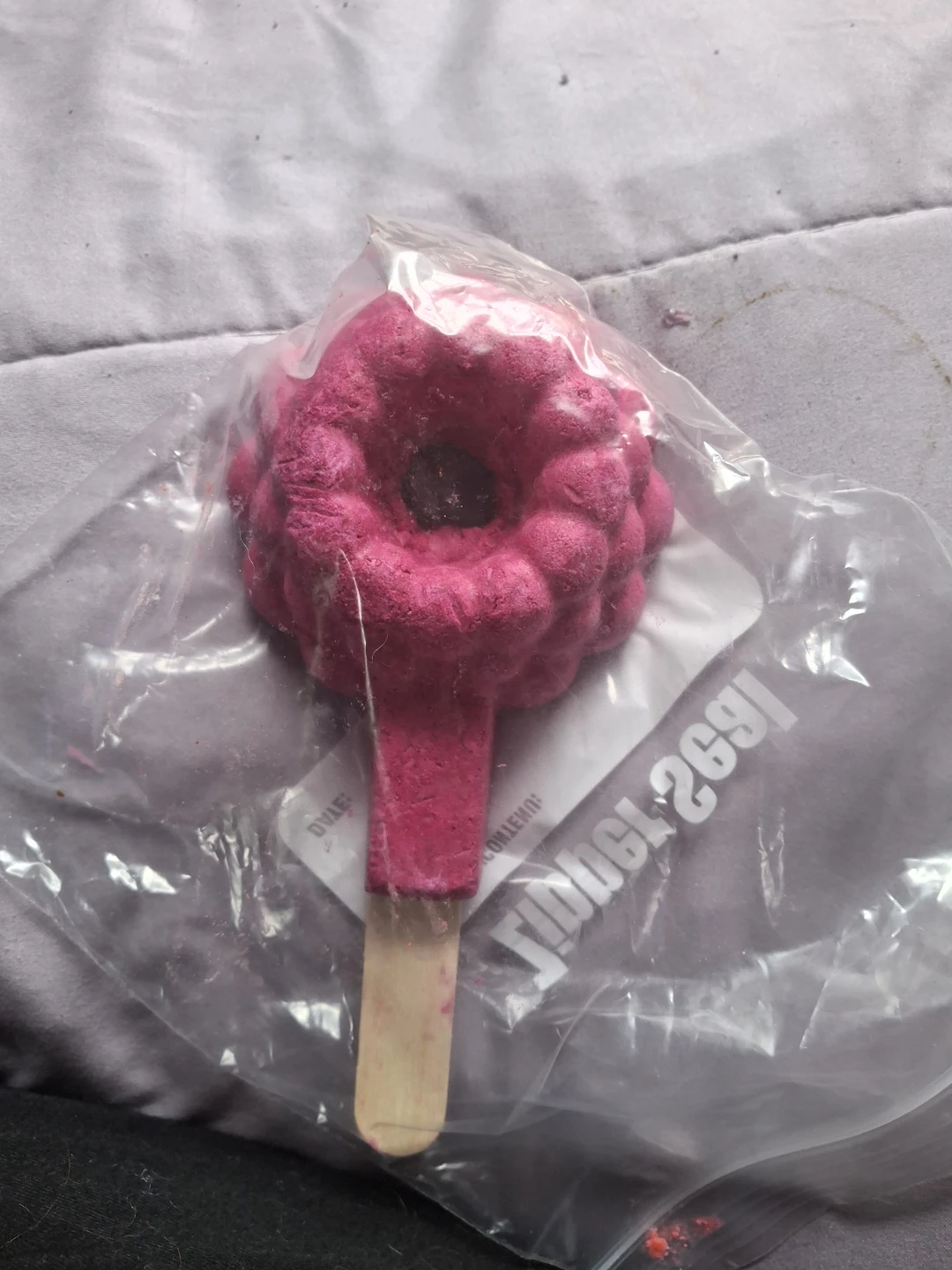Lush Raspberry Blower Bubble Bar - photo 3
