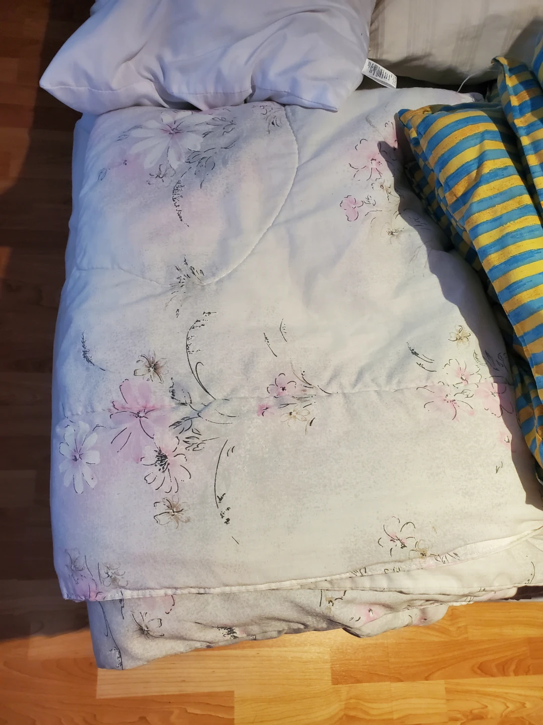 Free Single bed box spring, Mattress 5 Pillows & 2 comforters - photo 4