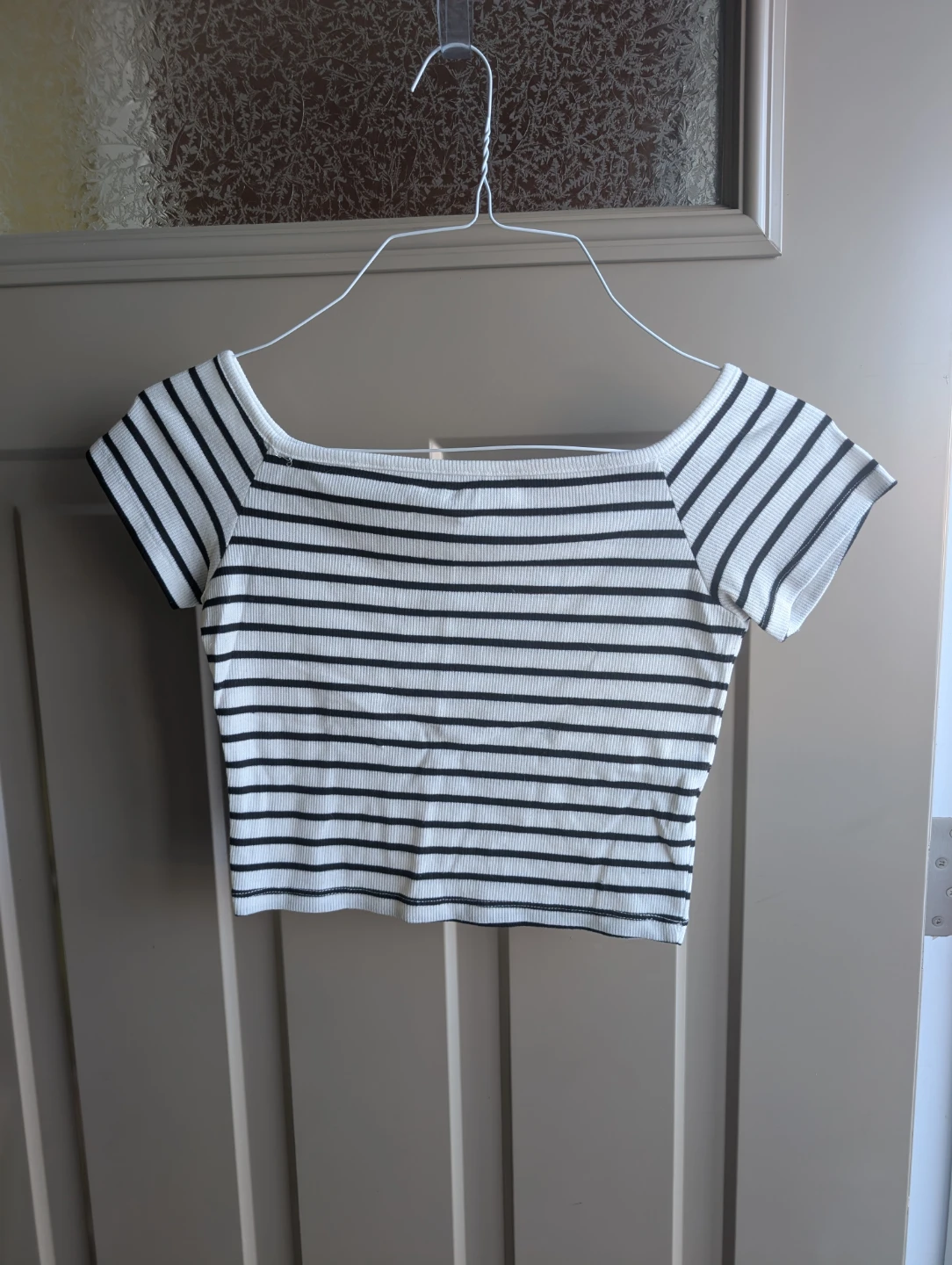 Womens sz 6 Atmosphere crop top