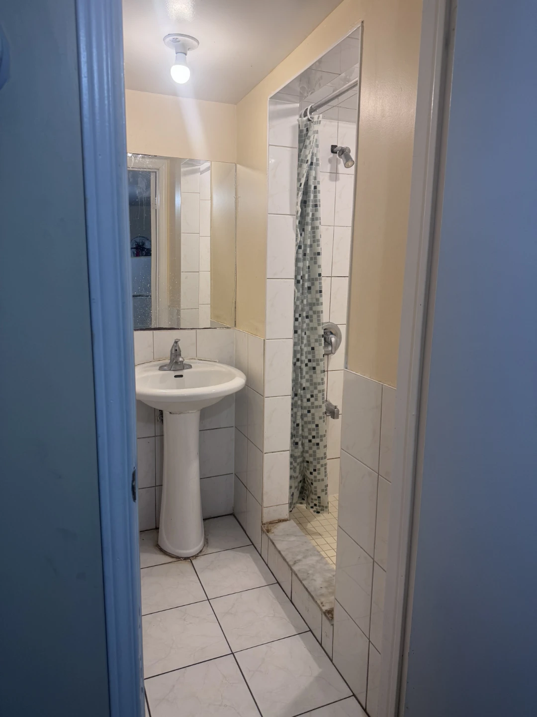 Basement Apartment studio room &Den - photo 5