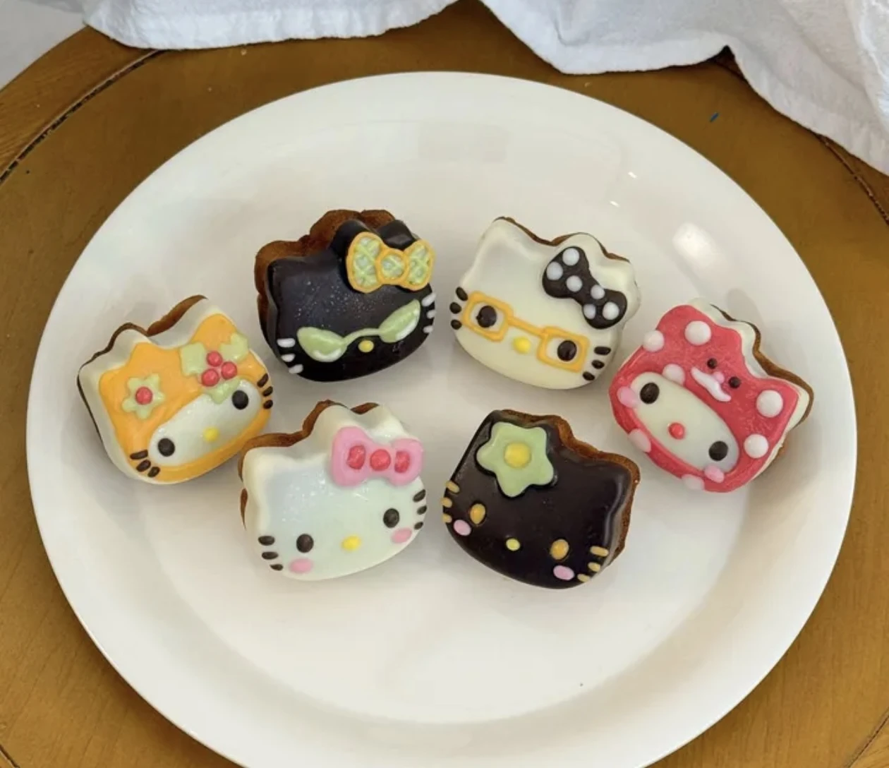 CHEFMADE Hello Kitty 12-Cup Cake Pan - photo 3