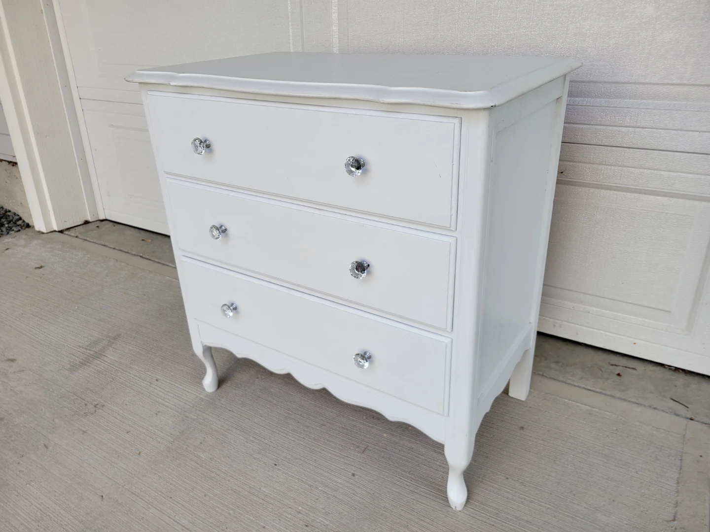 Beautiful ​White French Provincial Dresser / Accent Table