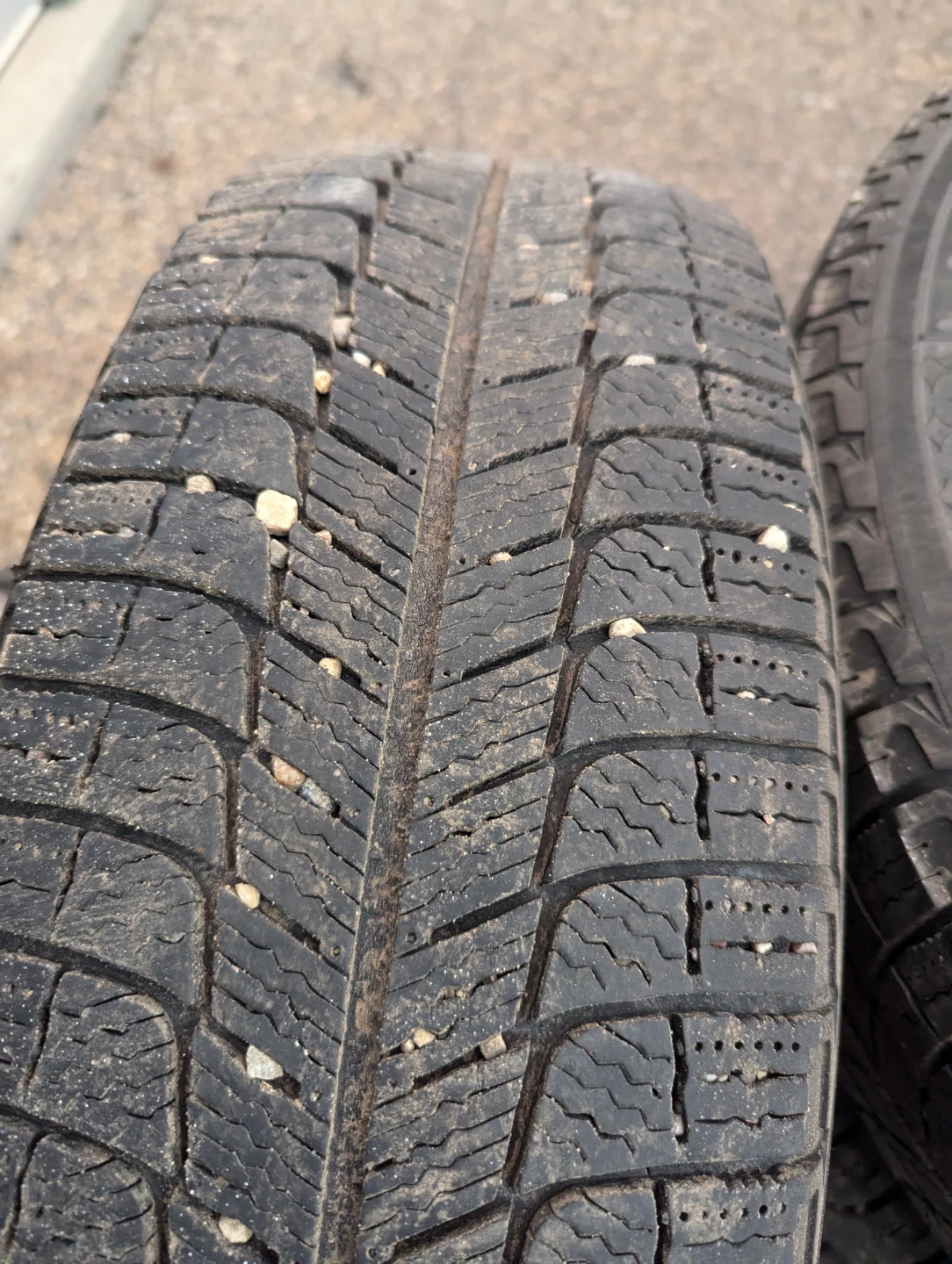 Set of 4 215/60R16 Michelin X-Ice  Winter - photo 2