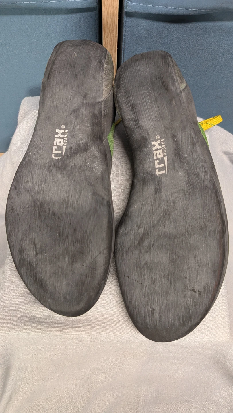 Evolv Climbing Shoes Size 9 - photo 2