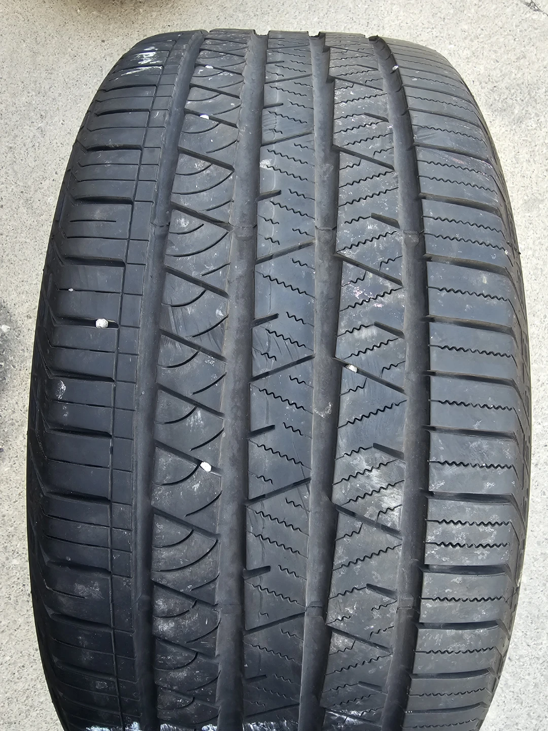 275/40 R22 ALL SEASON TIRE (1 ONLY)