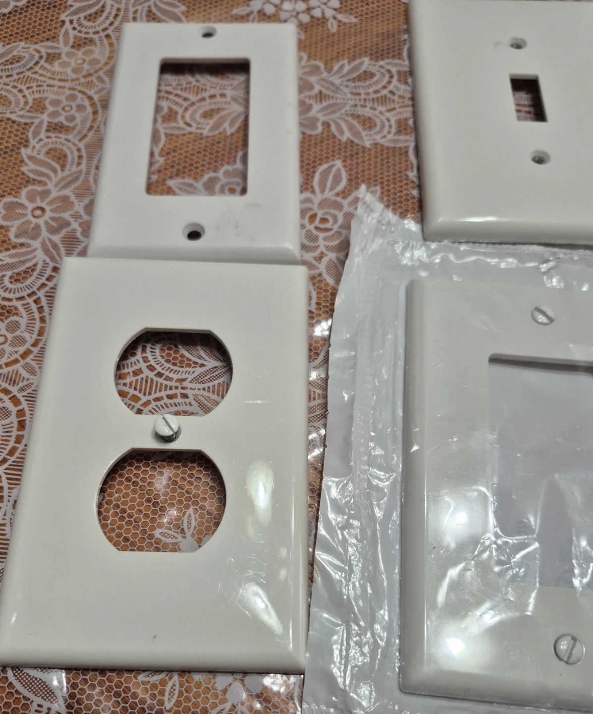 4Assorted White Wall Plate Covers one new - photo 2