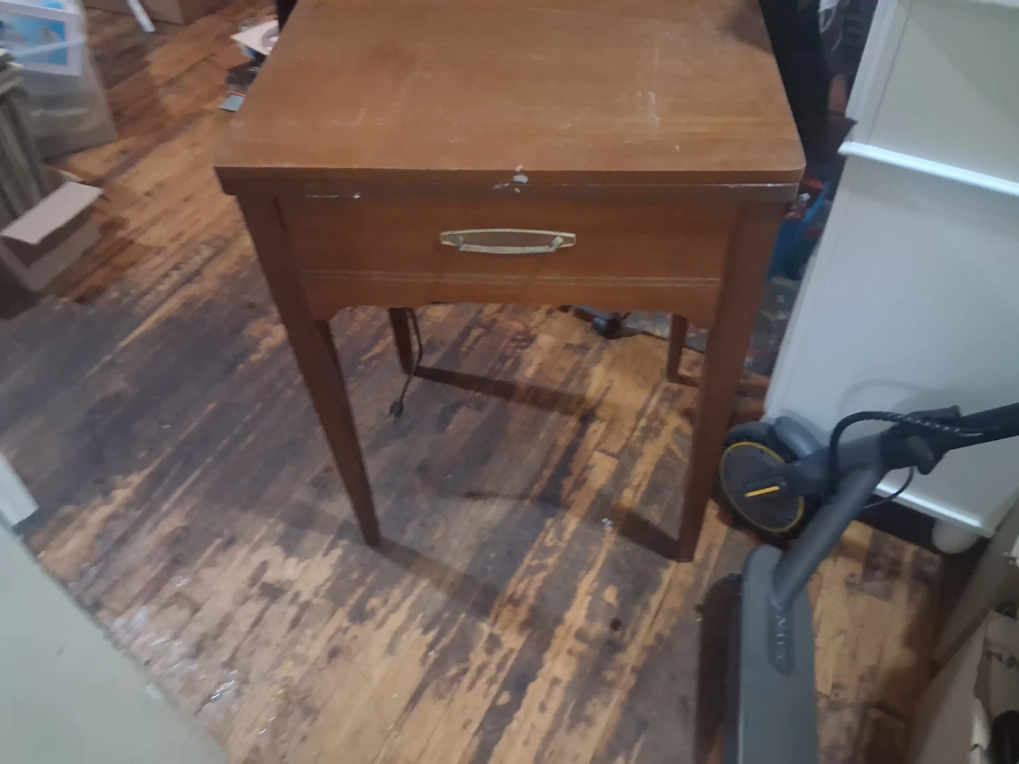 Vintage Singer Sewing Machine with Wooden Table - photo 3