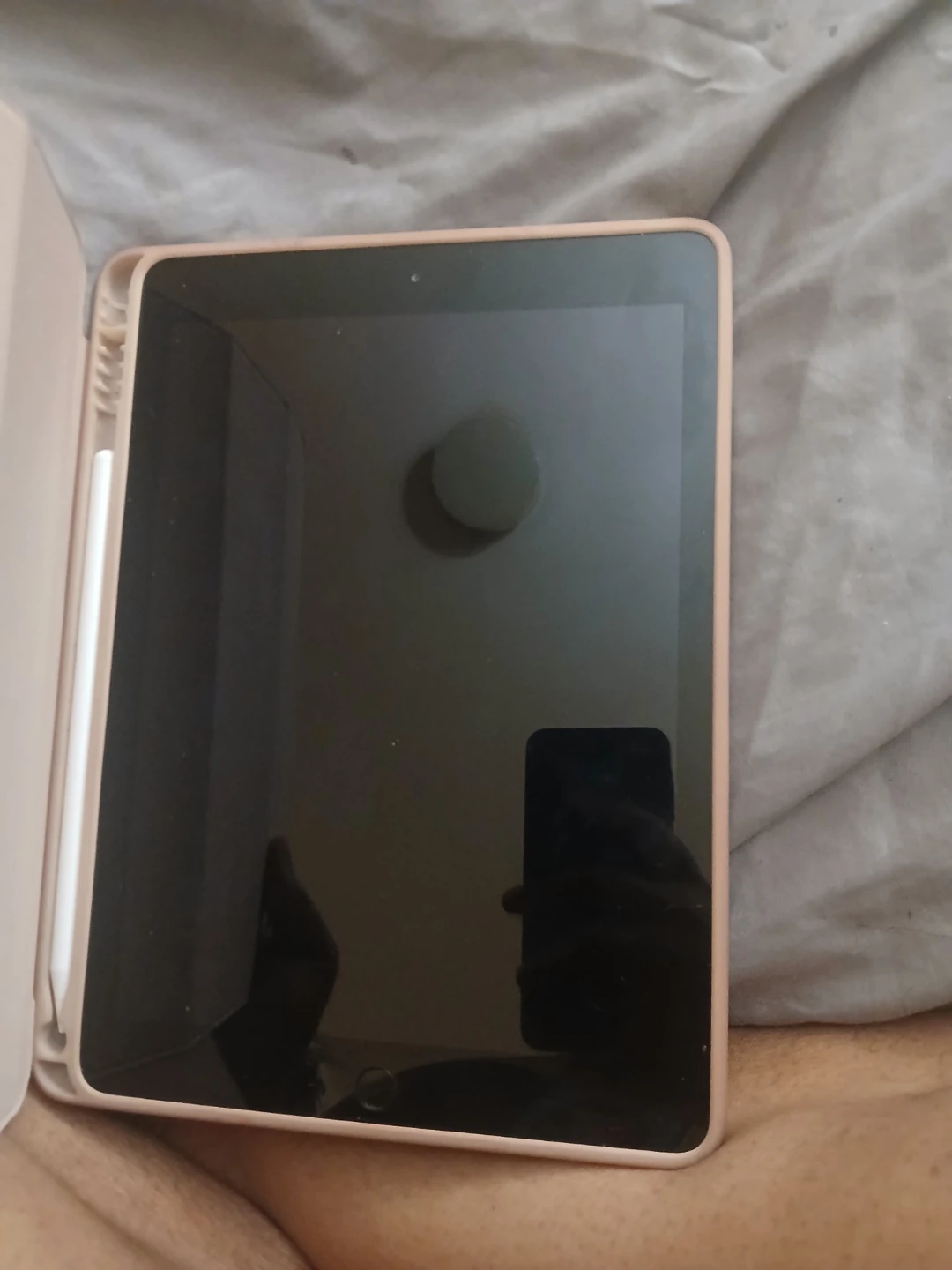 Ipad 6th gen w/ pencil and protection case - photo 2