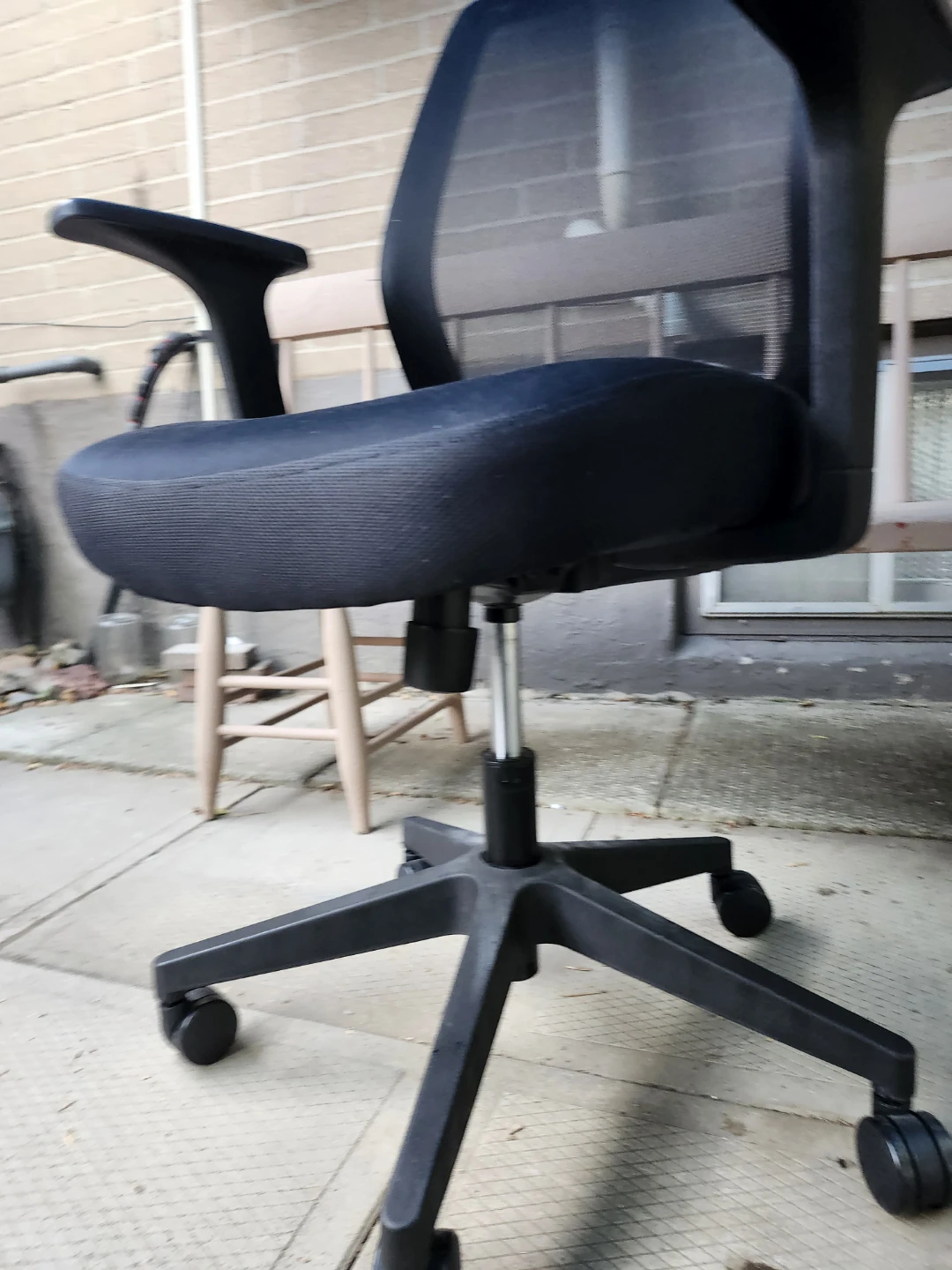 Black mesh office chair LIKE NEW - photo 5