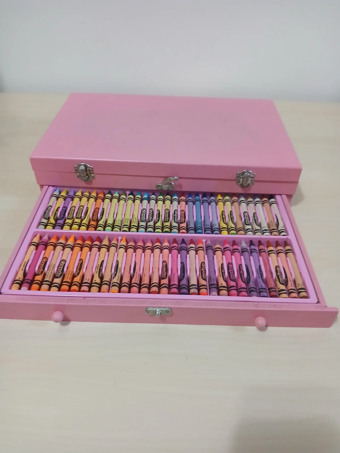 Crayola Crayon Set in Pink Wooden Case 🏈 - photo 2