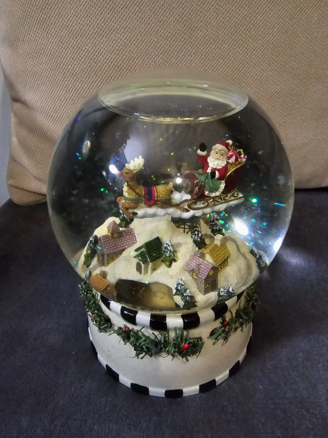 Christmas Village Musical Snow Globe - photo 2