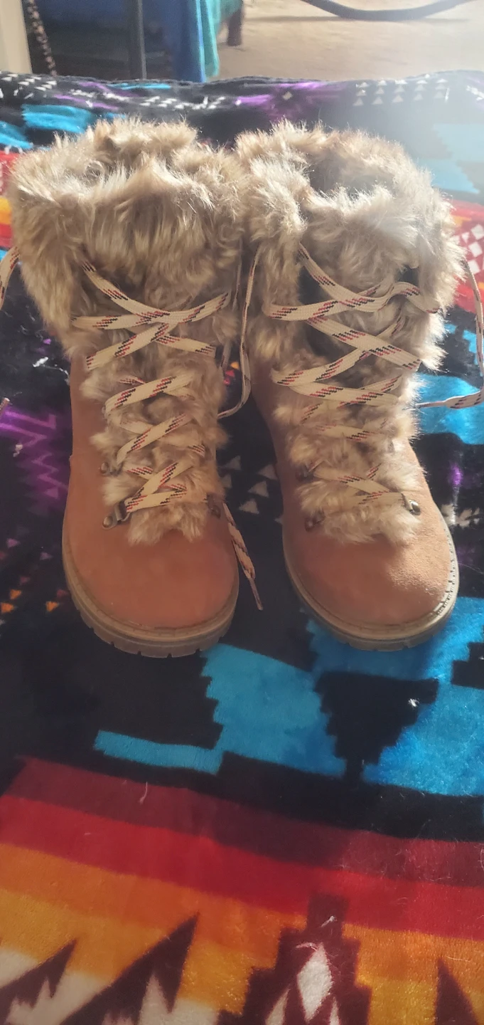 Tan faux fur winter boots.