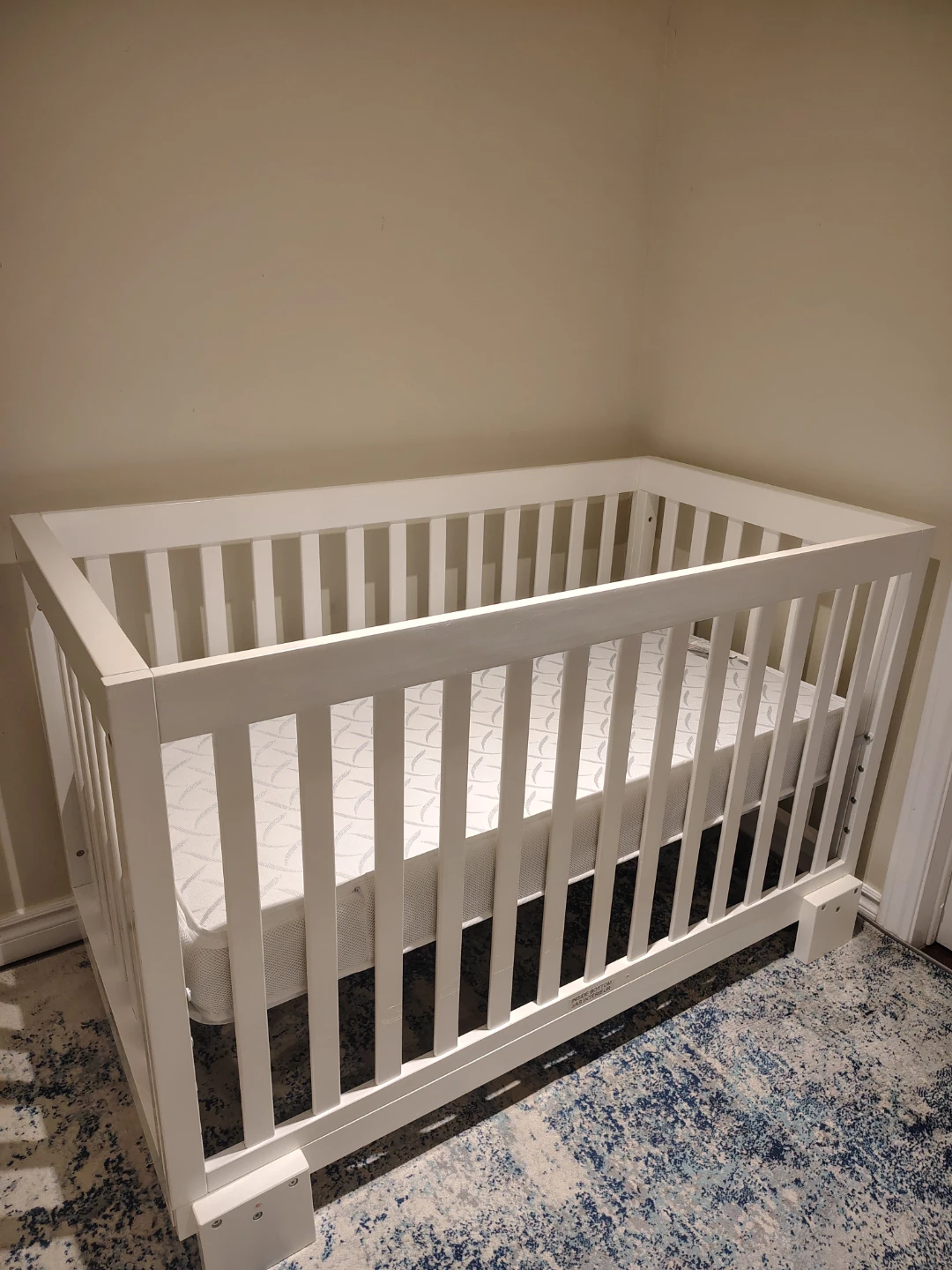 White crib like new - photo 4