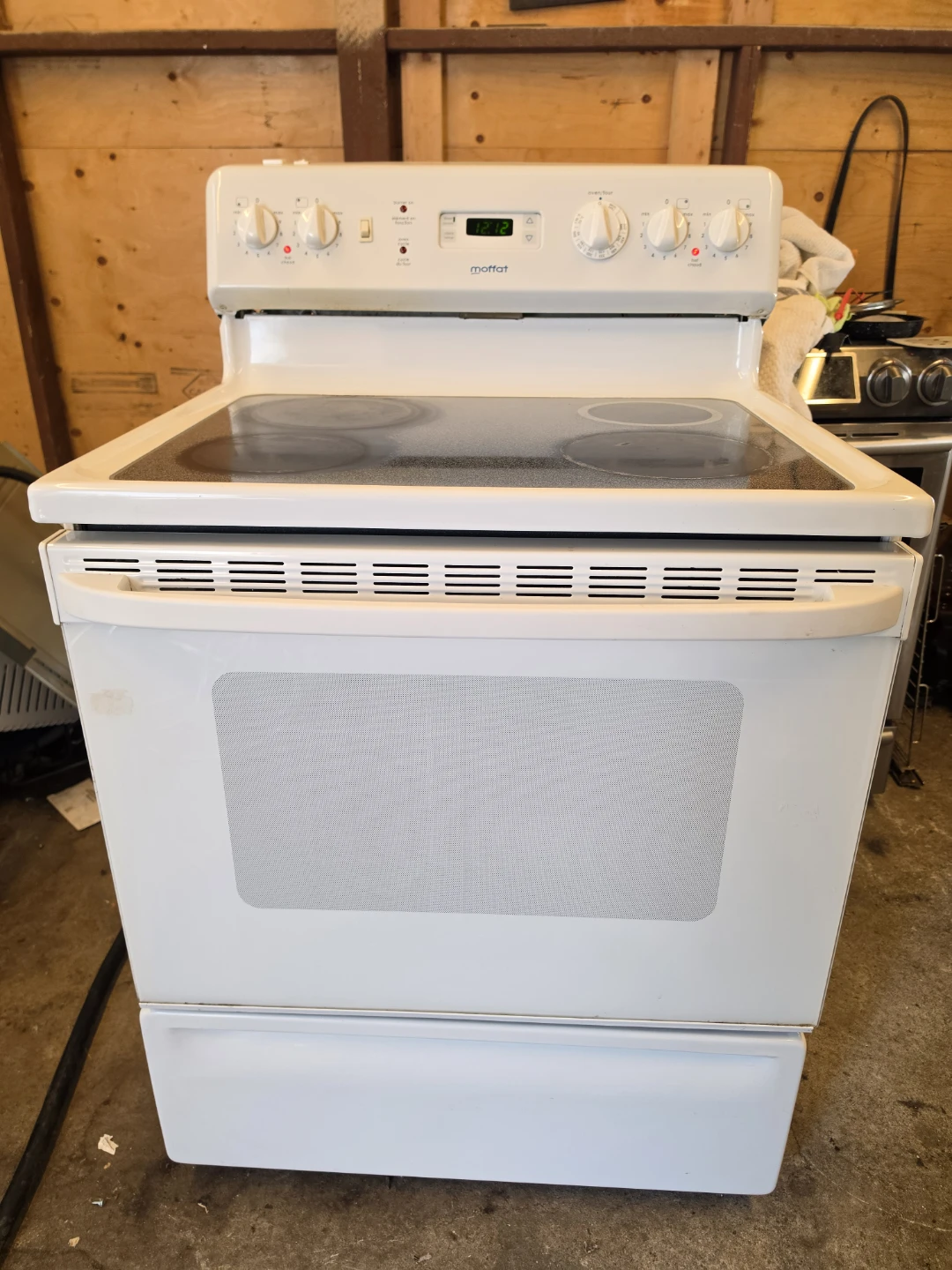 Delivery Available - Moffat 30" White Glass Top Electric Range - photo 5