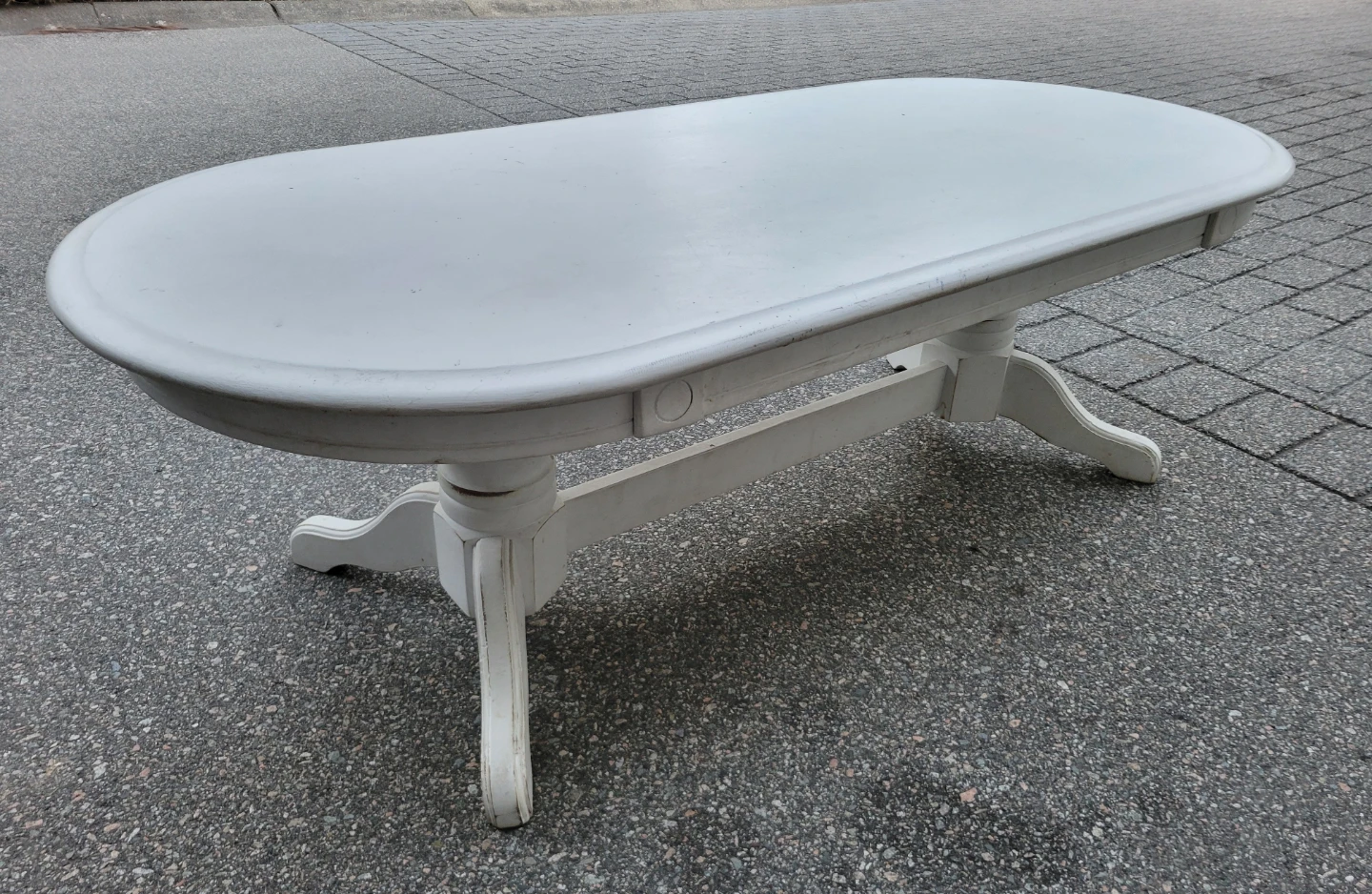 Beautiful Vintage White French Provincial Oval Coffee Table.