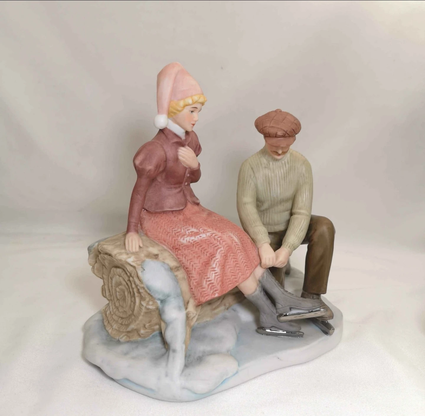 Enesco Treasured Memories Ice Skating Figurine - photo 2