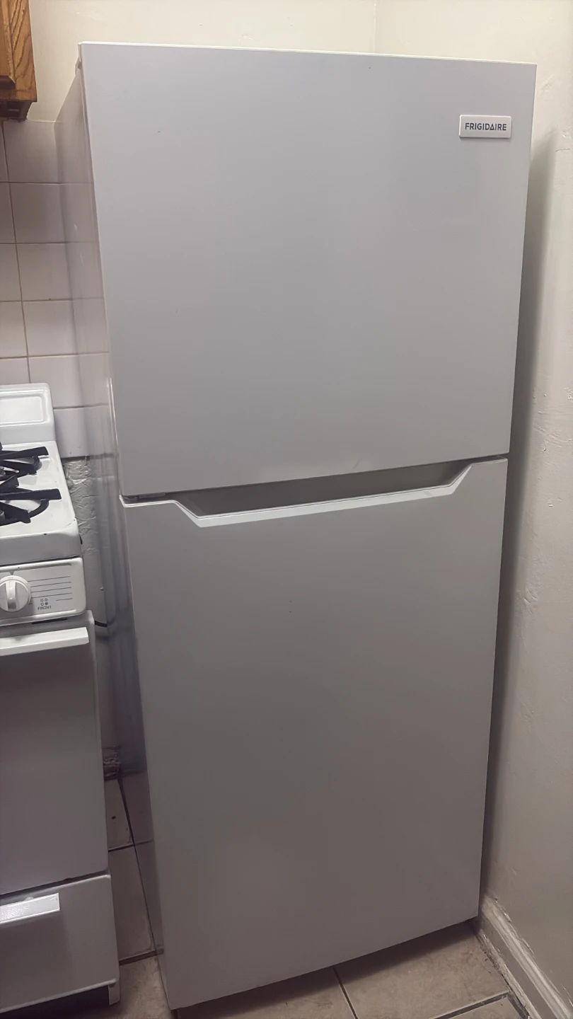 Frigidaire 24in wide White Top-Freezer Refrigerator