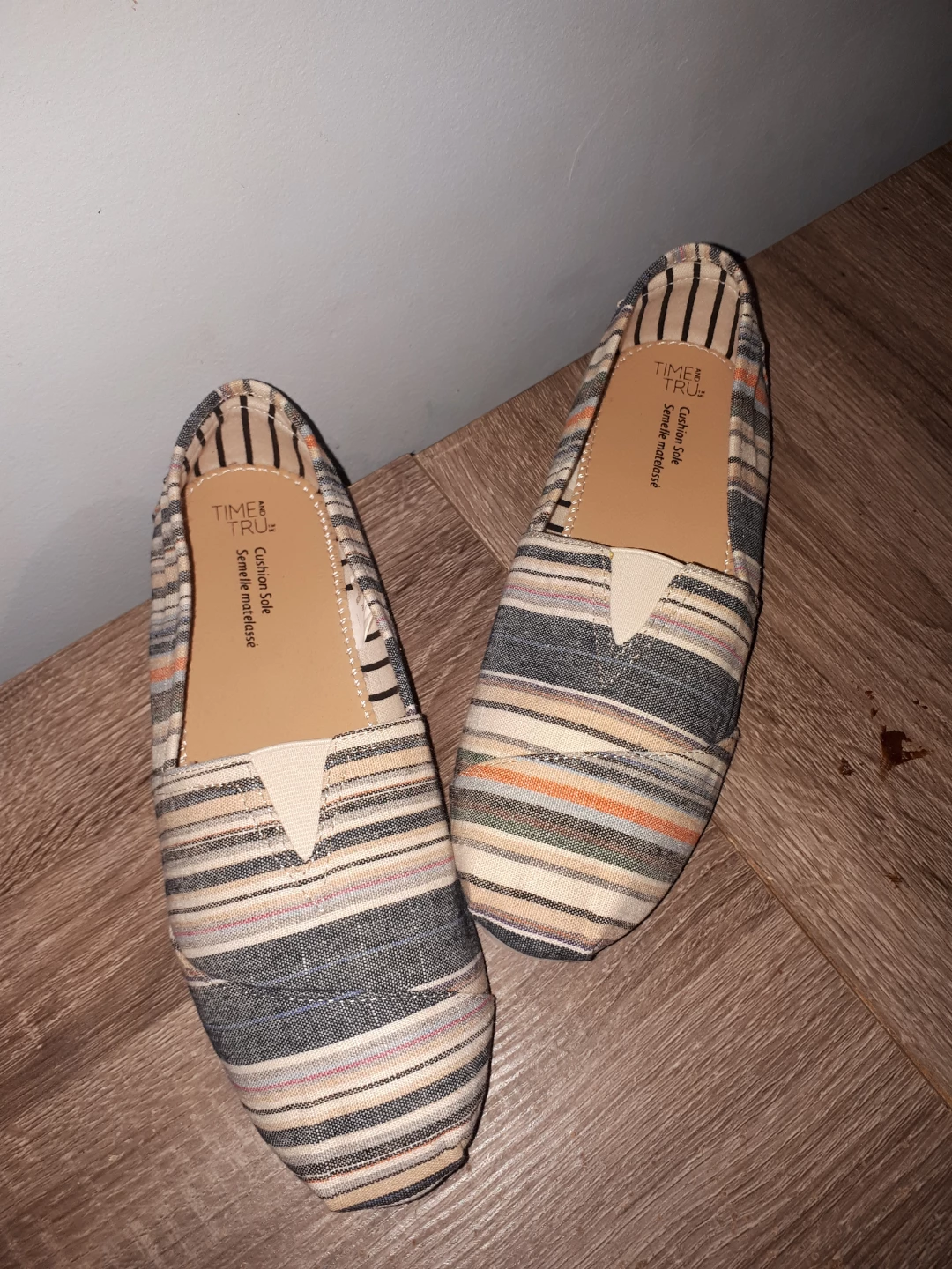 Brand new striped slip-on shoes size 9🏈