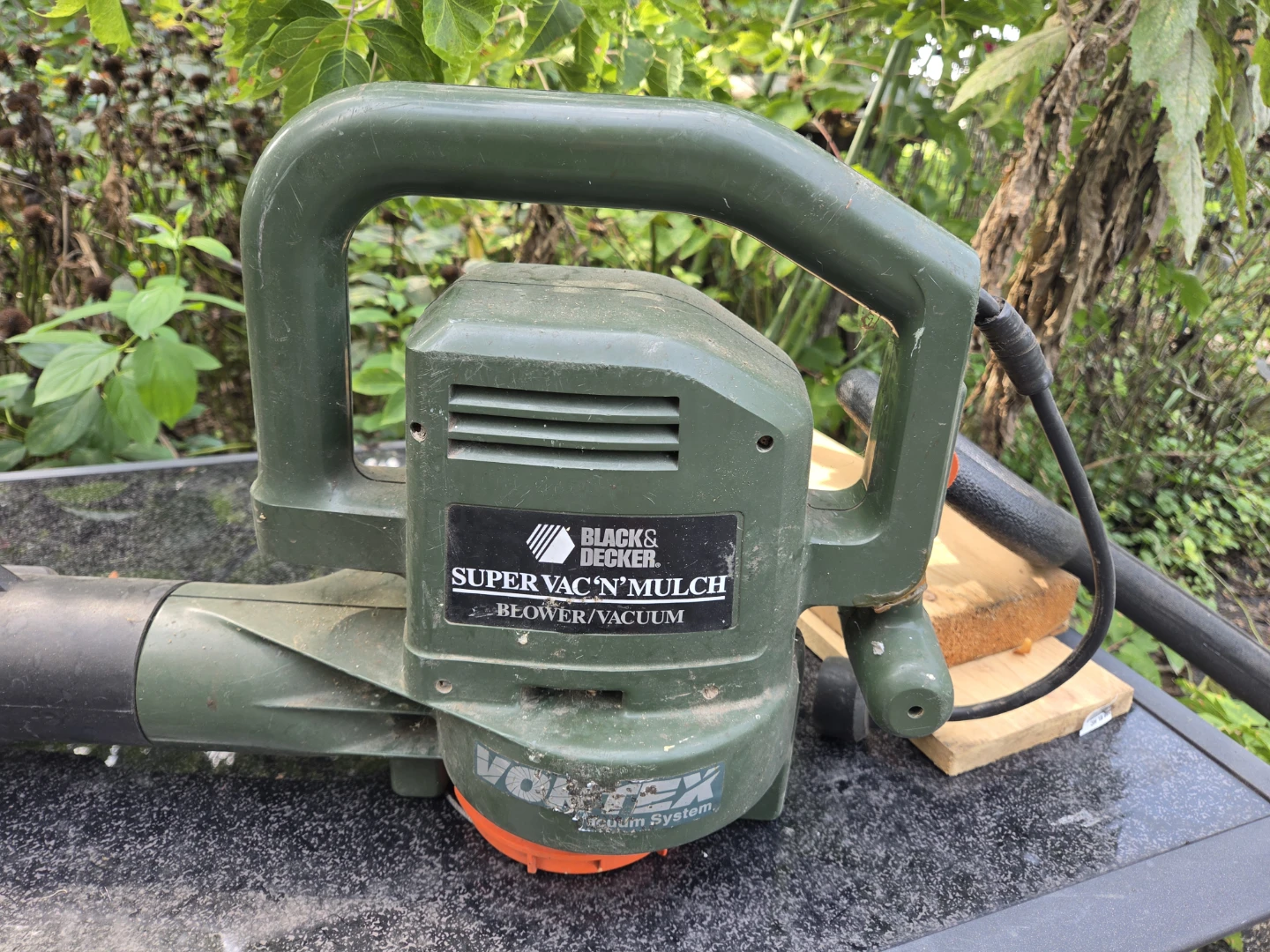 Black and Decker Leaf Blower - photo 2