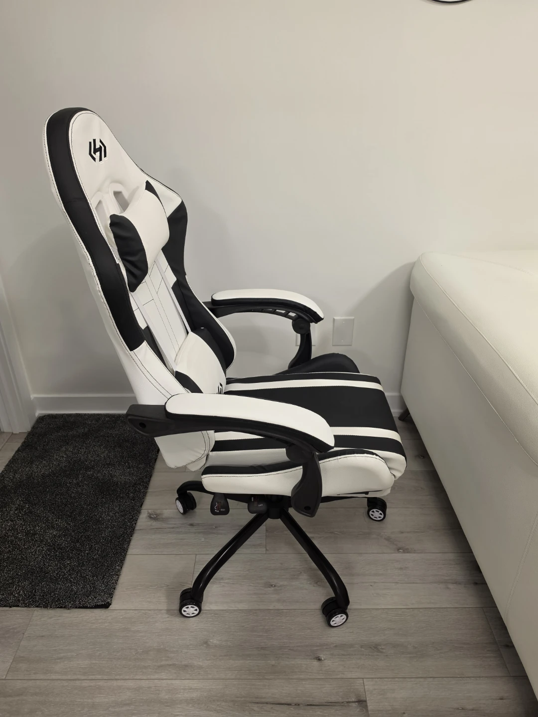 Ergonomic Gaming Chair with Massage-function - photo 2