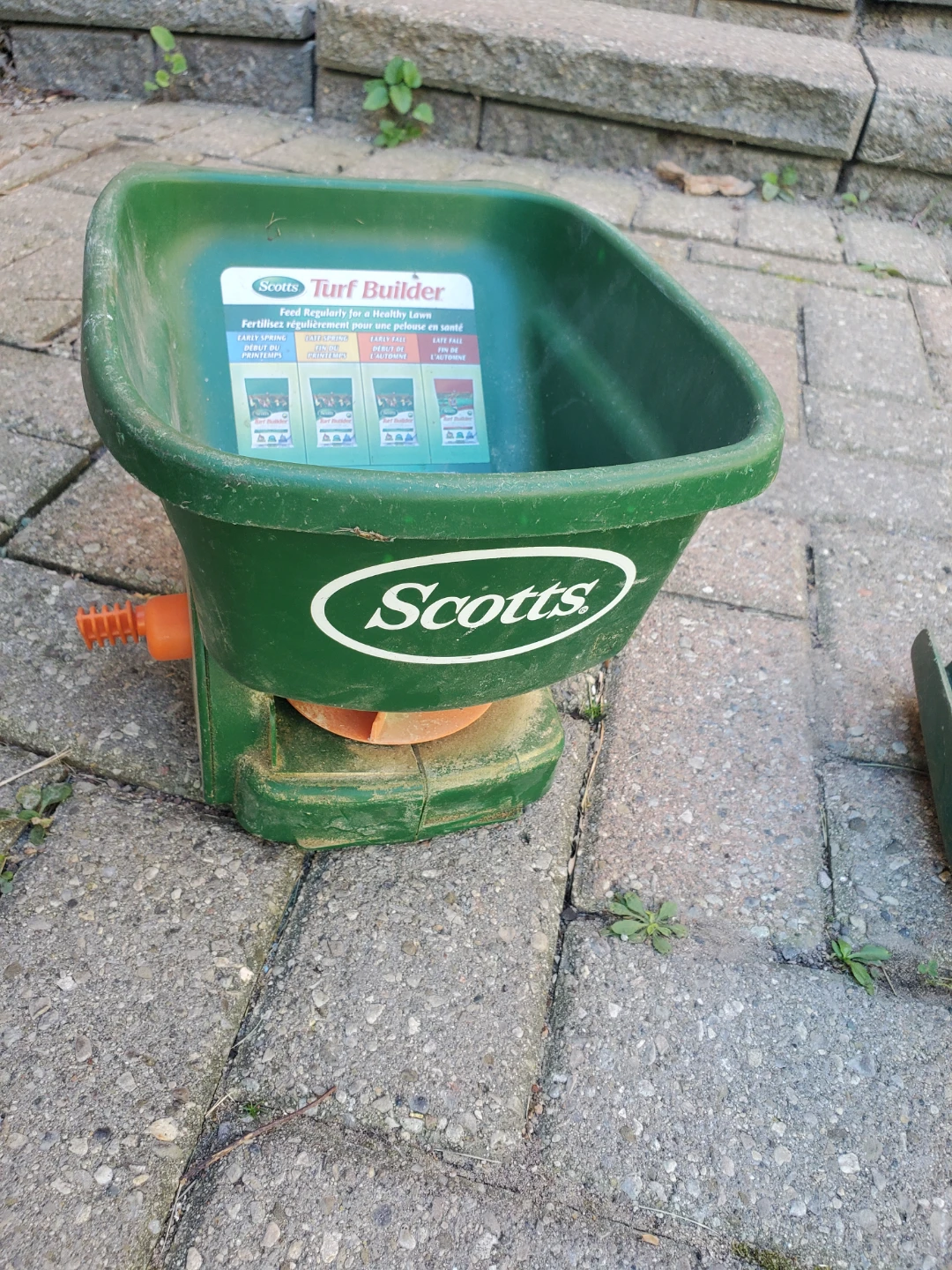 Scotts Turf Builder Handheld Spreader and Scoop - photo 2