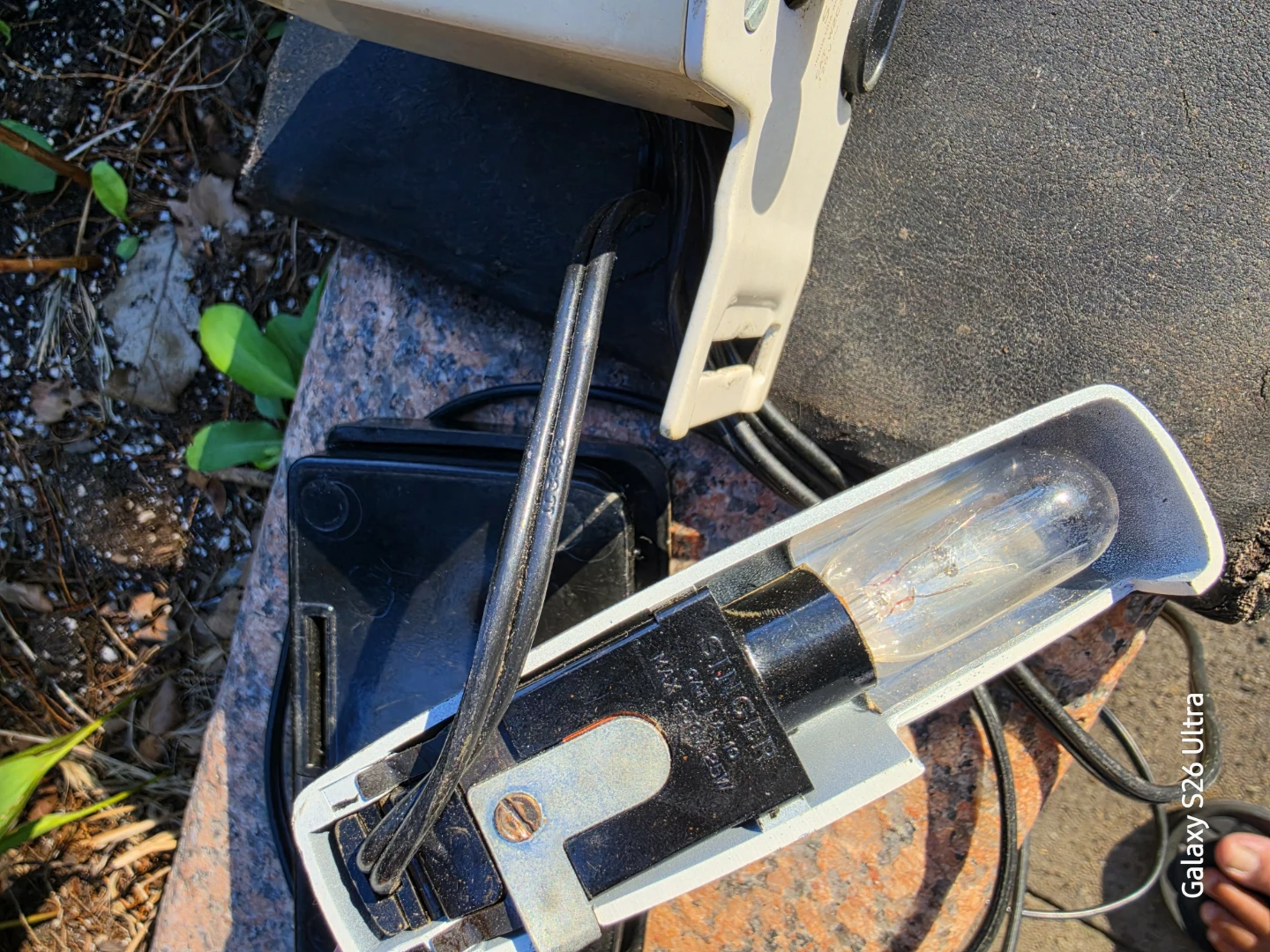 SINGER Sewing Machine Motor w/ Foot Control Pedal & Light - photo 4