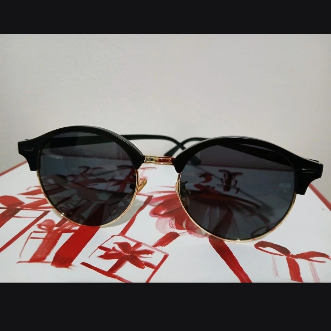 Black and Gold Round Sunglasses 🏈